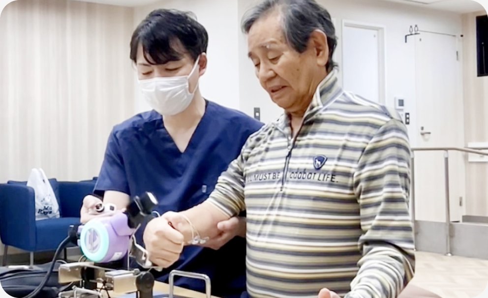 マンツーマンリハビリとロボットを使った訓練