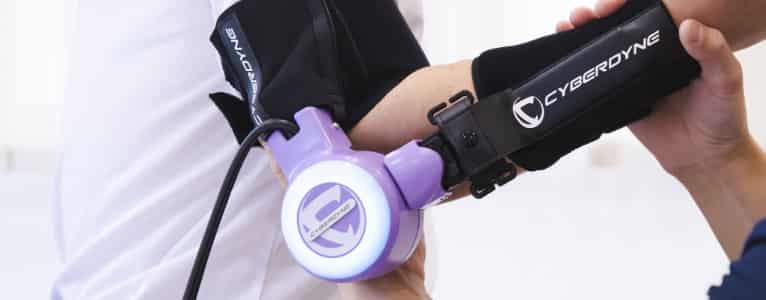 リハビリロボットHAL®を使用する理学療法士