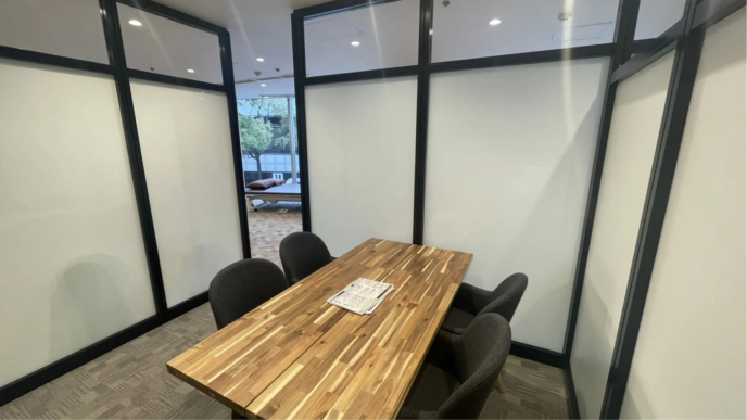 大阪梅田店待合