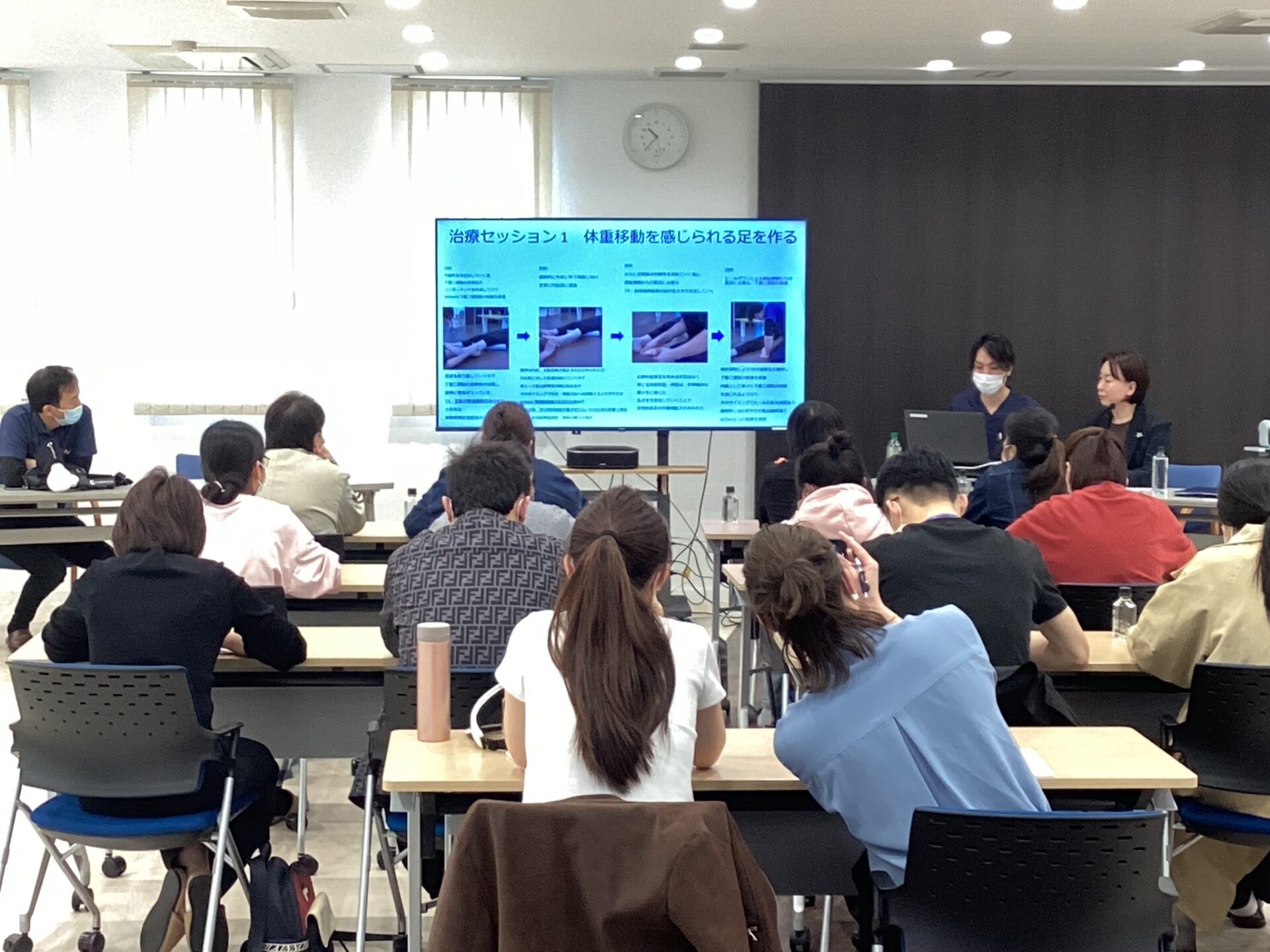 症例報告のスライド説明の様子